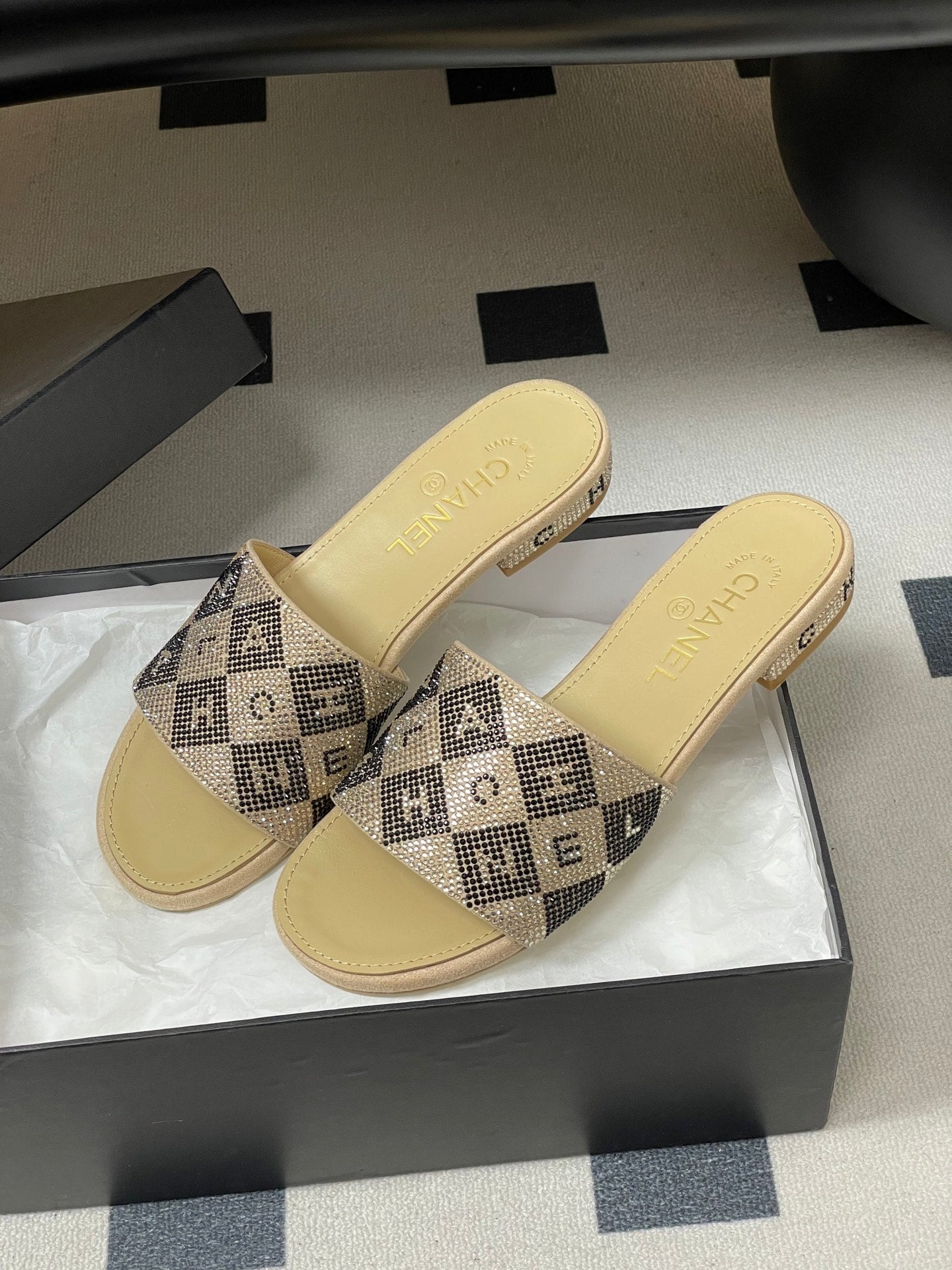 CC 26s Flat Sandals Beige Sheepskin Rhinestones 649520