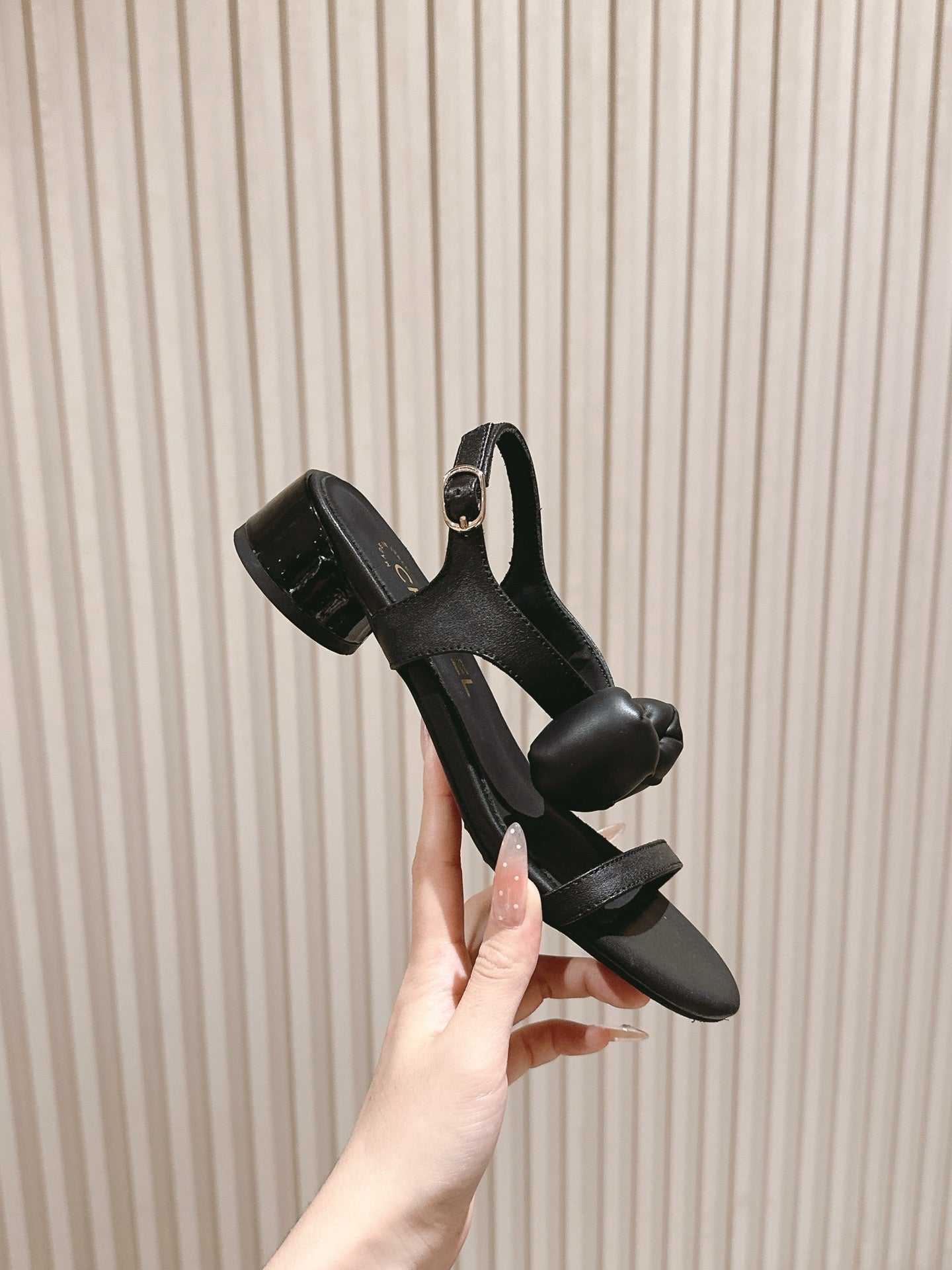 CC 26s Bow Sandals Black Cowhide 658471