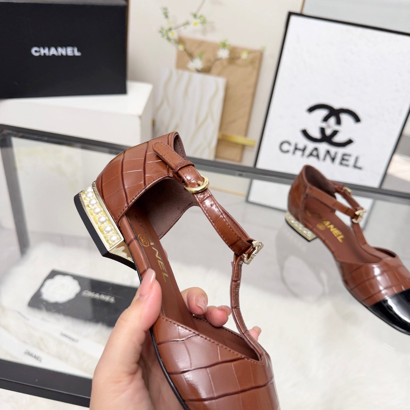 CC 26s Flat Sandals Brown Black Cowhide Patent Leather 183572