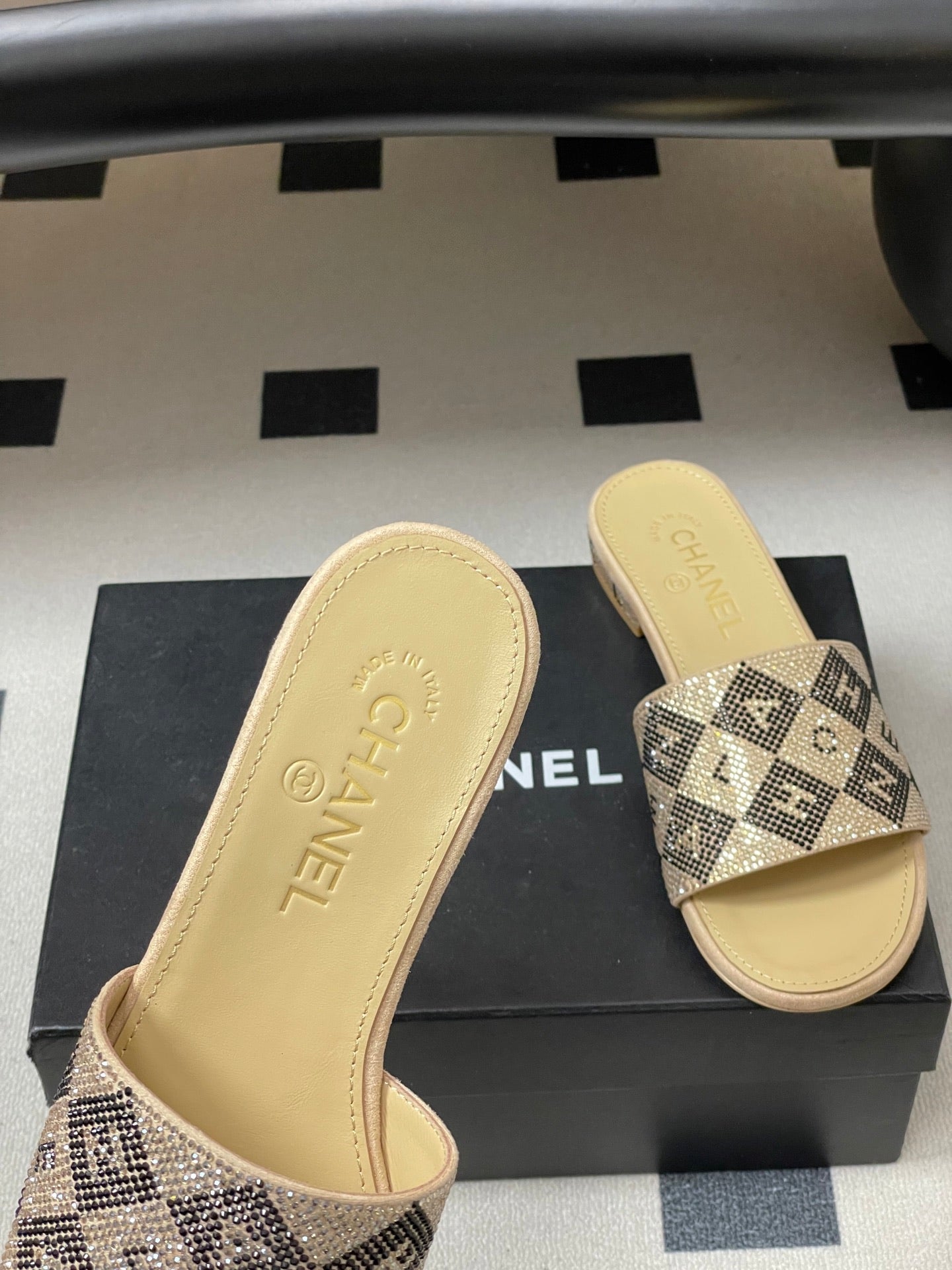 CC 26s Flat Sandals Beige Sheepskin Rhinestones 649520