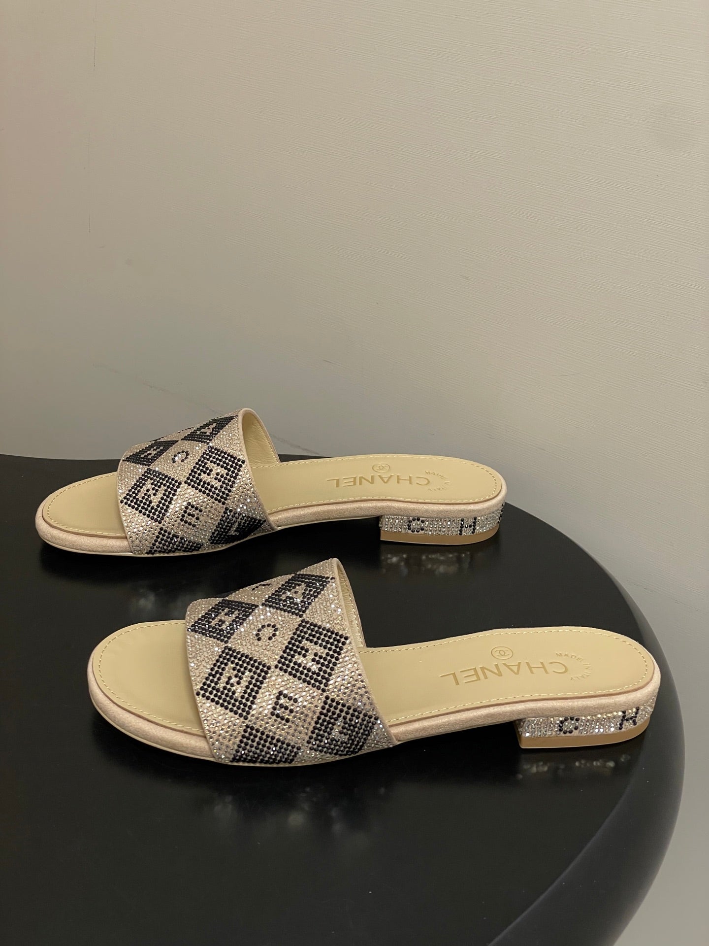 CC 26s Flat Sandals Beige Sheepskin Rhinestones 649520