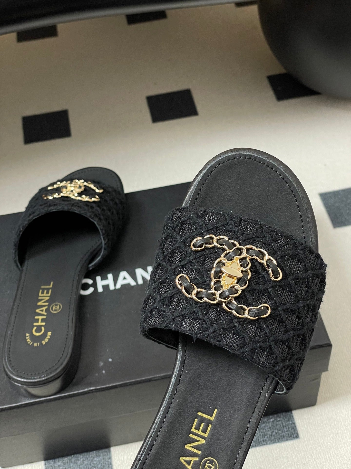 CC 26s Flat Slippers Black Fabric Sheepskin 649492