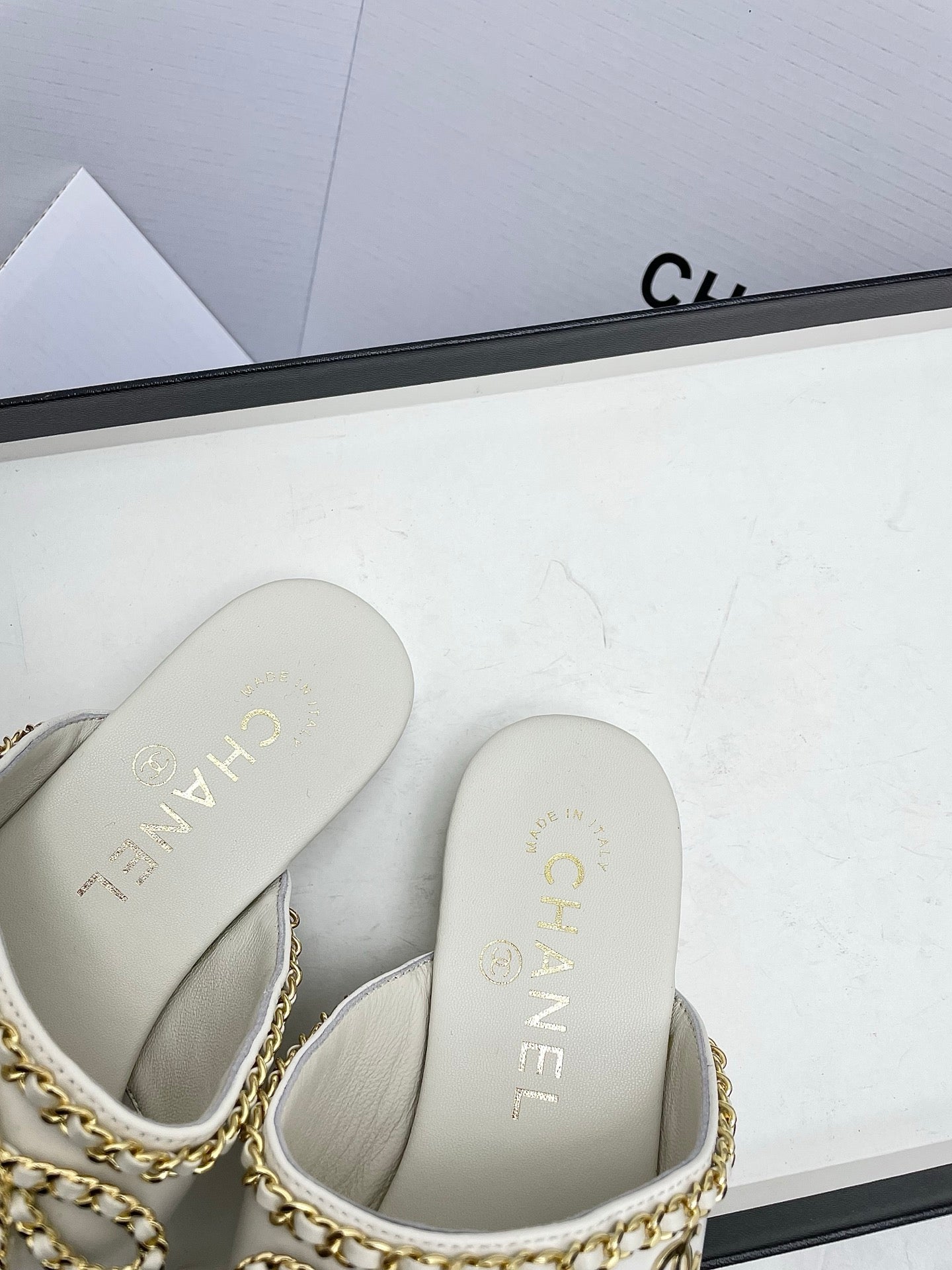 CC 26s Thong Sandals White Sheepskin 645323