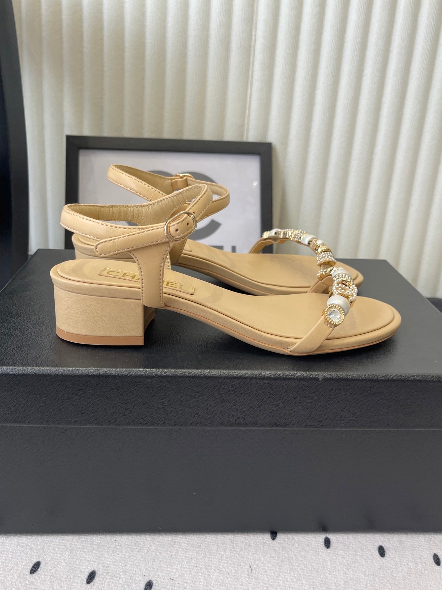 CC 26s Sandals 35 Beige Sheepskin Pearls 650099