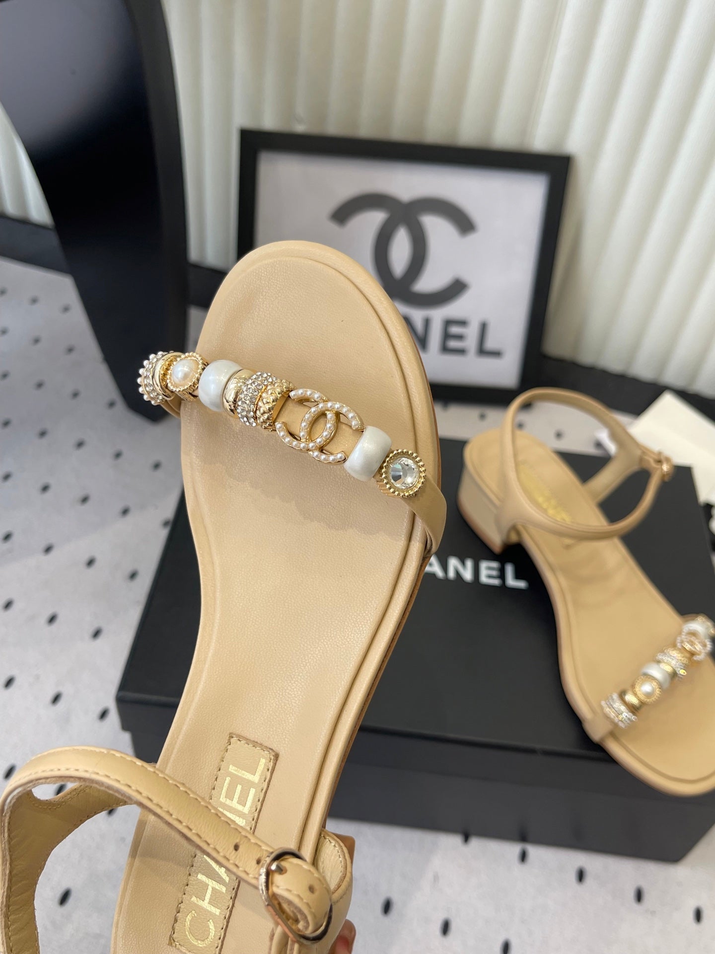 CC 26s Sandals 35 Beige Sheepskin Pearls 650099